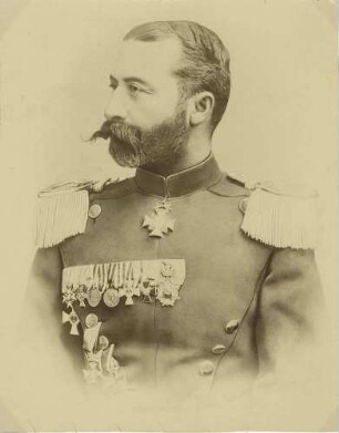 Freiherr Alfred von Röder, Oberst und Kommandeur von 1883-1886, in Uniform mit Orden, Brustbild in Halbprofil