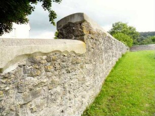 Grossentaft-Kirchhofmauer im Norden mit Kirchhofmauer (Wehrgang mit Steinbrüstung im 18 Jh nach Auflassung des Kirchhofes abgetragen)-Werksteine im Mauersteinverband