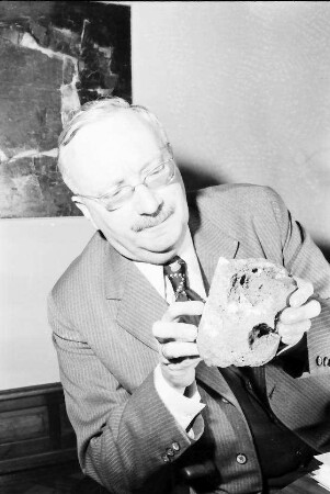Freiburg: Prof. Sauer mit Bohrkern