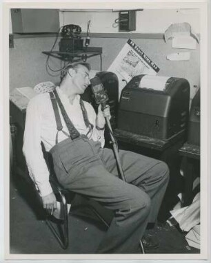 Redakteur im KFWB Rundfunkstudio, Meldung von der Kapitulation Japans (Los Angeles, 16.08.1945) (Archivtitel)