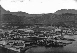 Mindelo : Blick auf den Hafen von Mindelo mit Siedlung und Berglandschaft.