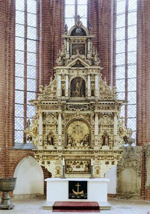 Pfarrkirche Sankt Maria Magdalena. Altaraufsatz (Sandstein, 1606)