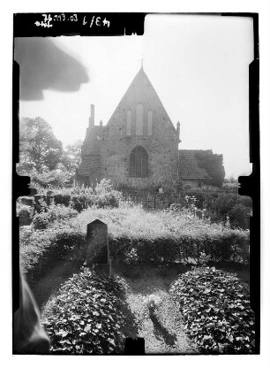 Roggow-Russow (Rerik-Russow). Kirche (Baubeginn A. 14. Jh., Umbau 1901/1904; G. L. Möckel). Ansicht über den Kirchhof von Osten