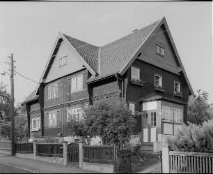 Dresden-Naußlitz, Alfred-Thiele-Straße 6/4. Wohnhaus der Alfred-Thiele-Siedlung, Holzhaussiedlung einer Heimstätten-Genossenschaft (1927; K. Wachsmann). Straßenansicht