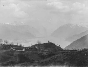 Bergpanorama : Blick auf eine Bergkette, mittig ein See