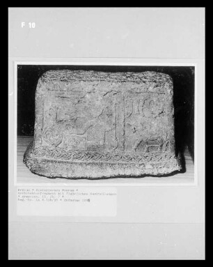 Architekturfragment mit figürlichen Darstellungen