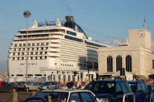 Kreuzfahrtschiff "Musica" : Heckteil des 2006 als Neubau in Dienst gestellten italienischen Kreuzfahrtschiffes "Musica" der MSC-Reederei, am Kai in Neapel, aufgenommen 2006