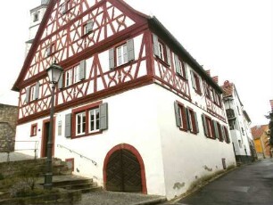 Stadtbild-Kantorat (1510-renoviert 2003) am Rathausplatz-Ansicht von Südosten mit Obergeschossen in Fachwerk (Riegelbauweise) sowie großem Kellereingang