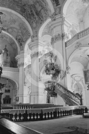 Langhauspfeiler der Klosterkirche Liebenthal mit Kanzel