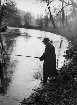 Er betreibt sein Hobby. Ein Alster-Angler.