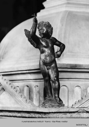 Taufbrunnen : Tabernakel : Tanzender Putto