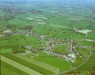 Luftbild: Blick nach Nordwesten: rechts unten Ahrensburger Straße, von links unten Straße Kamp, Bildmitte quer Hauptstraße: hinten rechts Tremsbüttel, hinten links Bargteheide