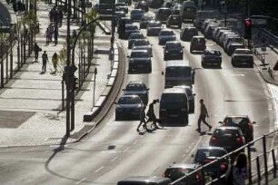 Fußgänger überqueren die Hamburger Hafenstraße an einer Fußgänger-Ampel während des Feierabend-Verkehrs. 04.2007