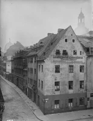 Dresden-Altstadt, Terrassengasse mit Eckhaus zur Brühlschen Gasse. Werbung für Luxusfuhrgeschäft und Automobilbetrieb Theodor Kasselt am Giebel des Eckhauses