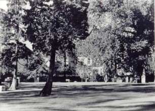 Grünanlage am "Haus im Weinberg ", ehemaliger Weinbergfriedhof. Detmold. Paulinenstraße