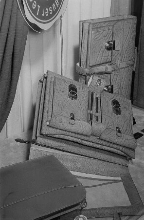 Ausgestellte Aktentaschen des VEB Sangerhäuser Lederwaren in Specks Hof auf der Leipziger Herbstmesse 1955