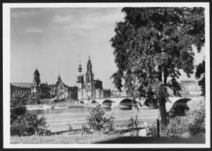 Dresden, Schloß und Hofkirche und Augustusbrücke : Dresden. Blick vom Neustädter Ufer über die Elbe auf die Silhouette der Altstadt mit Ständehaus, Residenzschloss und Hofkirche
