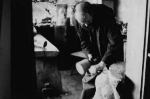 Der Bildhauer Horst Leifer bei der Arbeit in seinem Atelier