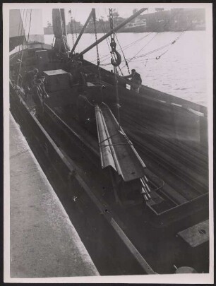 Transportschiff am Überseehafen Bremen