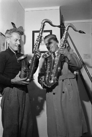 Markneukirchner Cocktail : Musikinstrumenten-Museum Markneukirchen. Zwei Männer präsentieren Saxophone der Gebrüder Mönnig