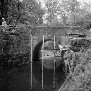 Brücke des Mühlenredder über dem Abfluss des Schlossgrabens: Renovierung: Seitenansicht von Süden: Arbeiter