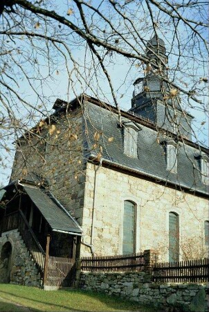 Teilansicht der Kirche mit überdachtem Treppenaufgang