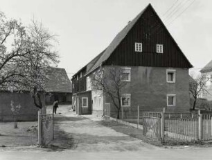 Ottendorf-Okrilla, Dreiseithof : Ottendorf-Okrilla. Dreiseithof (1. Hälfte 19. Jahrhundert), Kirchstraße 28. Straßenansicht