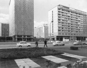 Dresden. Blick über die Leningrader Straße zur Prager Straße mit Hotel Newa und Appartementhaus