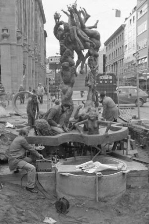 Bronzebrunnen "Jungbrunnen" von Bildhauer Prof. Karl Henning Seemann auf der Südseite der Kaiserstraße Ecke Lammstraße