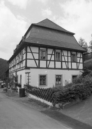Klingenthal-Zwota, Alter Weg 34. Wohnhaus mit Scheune (1780/1800). Straßenansicht des Wohnhauses mit Einfriedung