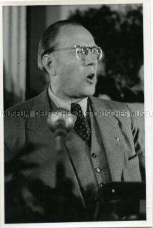 Otto Grotewohl spricht auf der Sitzung des Volksrates zur Gründung der DDR
