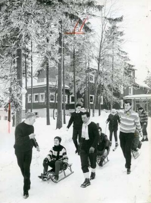 St. Andreasberg im Winter. Freizeit an der Gewerkschaftsschule der Gewerkschaft öffentliche Dienste, Transport und Verkehr. Gewerkschafter gehen rodeln