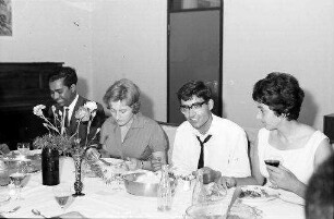 Freiburg: Gruppen am Tisch, Thomas-Morus-Burse