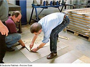 Firma Detlef Thorandt Stahlbau Metallbau . Fertigung der Tür zur Schatzkammer im Buchmuseum. Gestalter Professor Wolff-Ulrich Weder (TU Dresden; rechts) an den Buchstabenplatten für das Türinnenblatt
