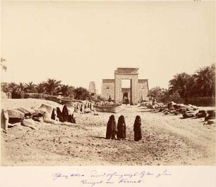 Karnak, Sphinx-Allee und das Tor von Ptolemaios III. Euergetes des Chons-Tempel
