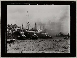 Hamburg - Hafen 1914: Riesendampfer 'Vaterland' beim Wenden, links die Helgen v. Blohm & Voss
