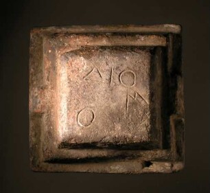 Dreistufiges quadratisches Gewicht (attischer Standard, Vierminenstück) mit griechischer Inschrift (ΔΙΟΣ und zusätzliches Omikron)