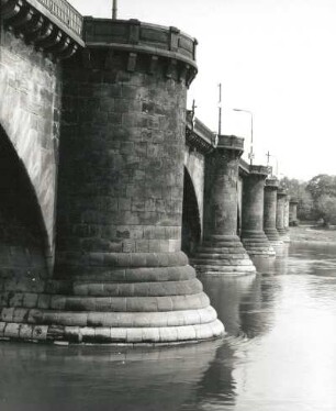 Dresden-Neustadt. Marienbrücke (1846/1852; J. G. Lohse). Blick zum Neustädter Ufer (oberstrom)