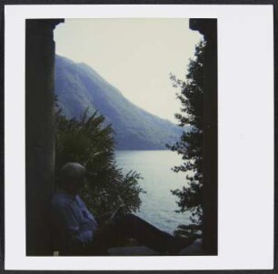 Wolfram Siebeck liest zwischen Säulen der Villa Heleneum ein Buch am Luganersee