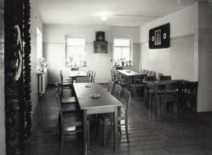 Roßwein, Chemische Fabrik Dr. Graff. Speiseraum mit Volksempfänger und Portrait Adolf Hitlers