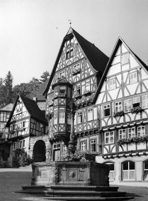 Marktbrunnen. Sandstein, rot (1583; M. Junker). Miltenberg, Marktplatz