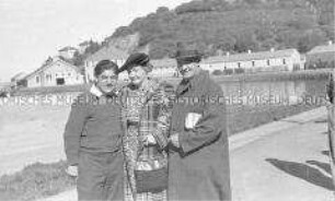 Selbstversenkung des Hochseepassagierdampfers "Columbus" am 19. Dezember 1939, Besatzungsangehöriger im Internierungslager auf Angel Island, Kalifornien, mit Besuch
