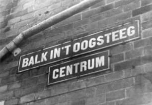 Niederlande. Amsterdam. Origineller Straßenname - Balken im Auge Steeg