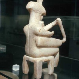 Karlsruhe, Badisches Landesmuseum, Nr. 255. Von Thera. Frühkykladisch II, früher Spedos-Art nahestehend. Marmor, Höhe 16,5cm