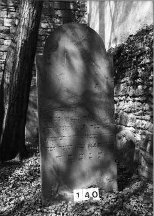 Grabstein 140 (Index: 99629641) Material: Sandstein Zustand: oben abgeblätt/unten verwitt/Textverlust Maße HxBxT: 160x70x8 cm Beschreibung: Stele mit eingezogenem Rundbogenabschluß: Grabstein 140