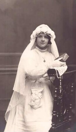 Mädchen in Kommunionskleidung