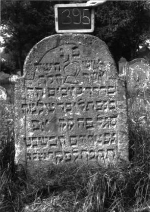 Grabstein 395 (Index: 100102831) Material: Sandstein Zustand: gut erhalten Maße HxBxT: 114x70x13 cm Beschreibung: Stele, eingezogener Rundbogenabschluss, Schriftfeld eingetieft, im Bogen eingeritzte Levitenkanne Symbolik: Levitenkanne: Grabstein 395