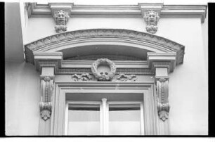 Kleinbildnegativ: Wiener Str. 9, Postzusteller, 1977