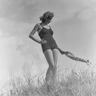 Frau im Badeanzug am Strand