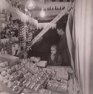 Verkaufsstand mit Weihnachtsschmuck auf dem Striezelmarkt